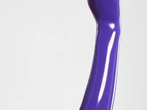 Lange handschoenen gemaakt van gegoten latex in paarse kleur