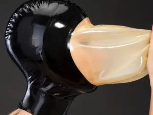 Masque avec visage translucide et petit trou pour respirer