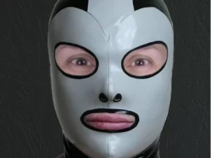 Latex Classic mask with round eyes