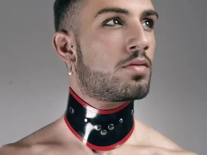 Latexový obojek s měkkým držením těla zdobený cvočky